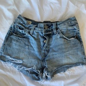 LEVI’S 501 denim button front, cut off shorts Size 24